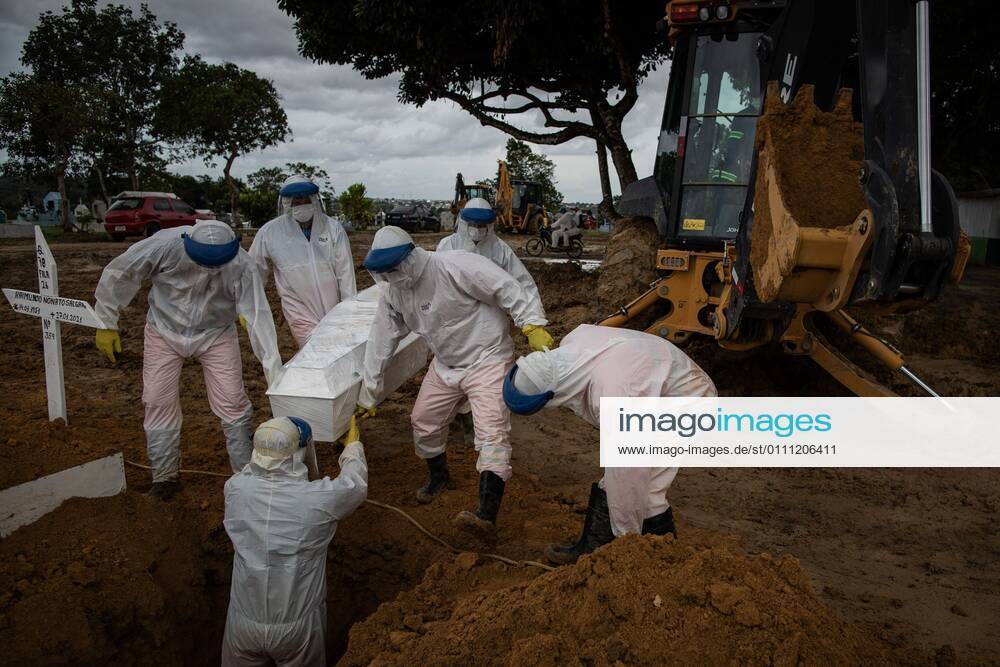Workers bury people who died from covid-19, in the Nossa Senhora Aparecida public cemetery in Manaus, Amazonas, Brazil, 27 January 2021. Manaus is the greatest reflection of the chaotic management of the pandemic in Brazil, where the virus already leaves 7,560 deaths and 257,600 infections. In the Amazonian capital, hospitals are increasingly collapsed. Only Manaus has beds available in the Intensive Care Unit (ICU), so more than 270 patients have already been transferred to other states of the country. EFE RAPHAEL ALVES The second wave of the pandemic hits hard in Manaus !ACHTUNG: NUR REDAKTIONELLE NUTZUNG!