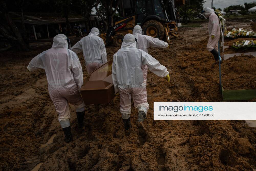 Workers bury people who died from covid-19, in the Nossa Senhora Aparecida public cemetery in Manaus, Amazonas, Brazil, 27 January 2021. Manaus is the greatest reflection of the chaotic management of the pandemic in Brazil, where the virus already leaves 7,560 deaths and 257,600 infections. In the Amazonian capital, hospitals are increasingly collapsed. Only Manaus has beds available in the Intensive Care Unit (ICU), so more than 270 patients have already been transferred to other states of the country. EFE RAPHAEL ALVES The second wave of the pandemic hits hard in Manaus !ACHTUNG: NUR REDAKTIONELLE NUTZUNG!