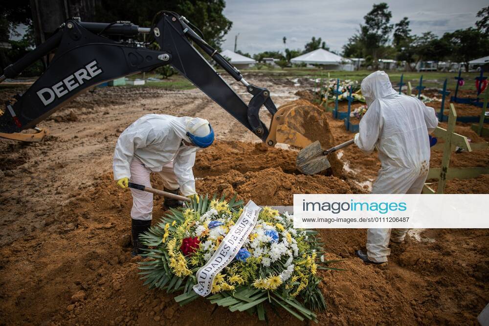 Workers bury people who died from covid-19, in the Nossa Senhora Aparecida public cemetery in Manaus, Amazonas, Brazil, 27 January 2021. Manaus is the greatest reflection of the chaotic management of the pandemic in Brazil, where the virus already leaves 7,560 deaths and 257,600 infections. In the Amazonian capital, hospitals are increasingly collapsed. Only Manaus has beds available in the Intensive Care Unit (ICU), so more than 270 patients have already been transferred to other states of the country. EFE RAPHAEL ALVES The second wave of the pandemic hits hard in Manaus !ACHTUNG: NUR REDAKTIONELLE NUTZUNG!