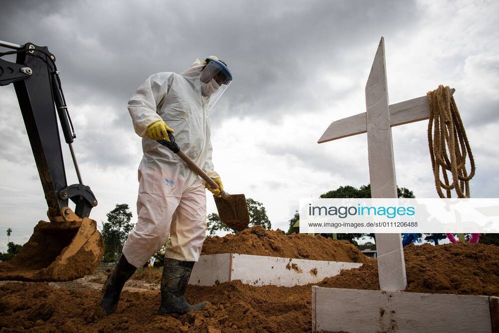 Workers bury people who died from covid-19, in the Nossa Senhora Aparecida public cemetery in Manaus, Amazonas, Brazil, 27 January 2021. Manaus is the greatest reflection of the chaotic management of the pandemic in Brazil, where the virus already leaves 7,560 deaths and 257,600 infections. In the Amazonian capital, hospitals are increasingly collapsed. Only Manaus has beds available in the Intensive Care Unit (ICU), so more than 270 patients have already been transferred to other states of the country. EFE RAPHAEL ALVES The second wave of the pandemic hits hard in Manaus !ACHTUNG: NUR REDAKTIONELLE NUTZUNG!