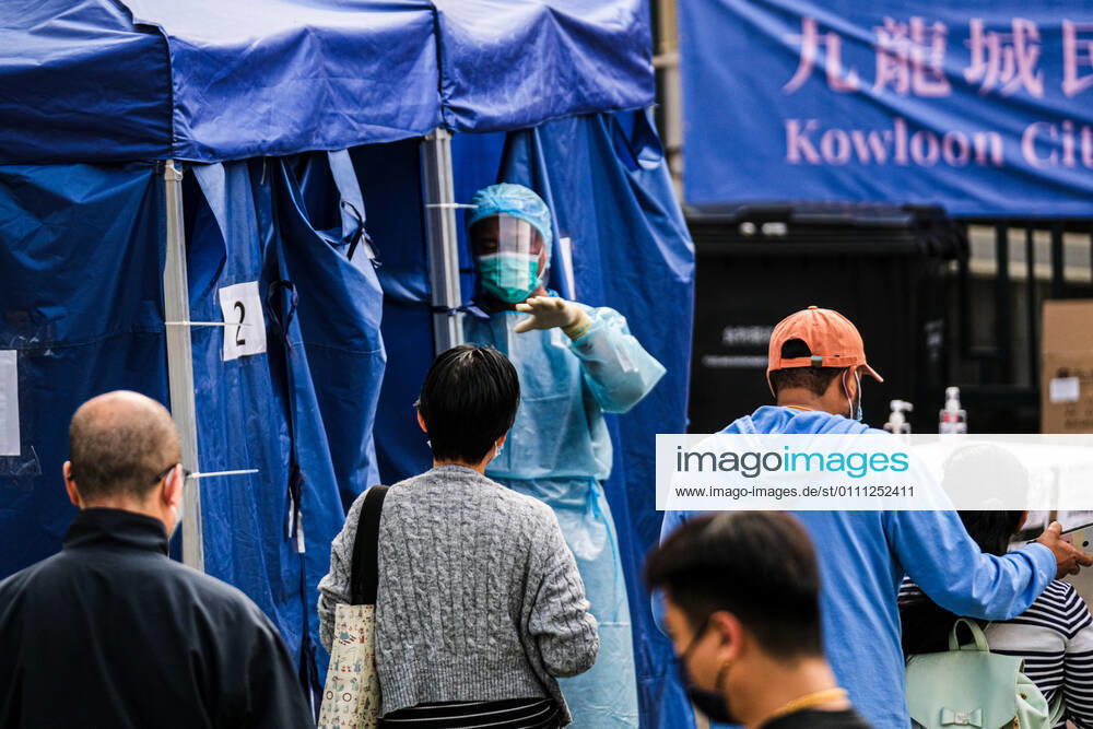 Coronavirus in China, Testzentrum in Hongkong January 28, 2021, Hong Kong, China: Government workers with PPE at temporary testing centre is seen as local residents wait in line for the Covid-19 test. Hong Kong China - ZUMAt141 20210128_zap_t141_003