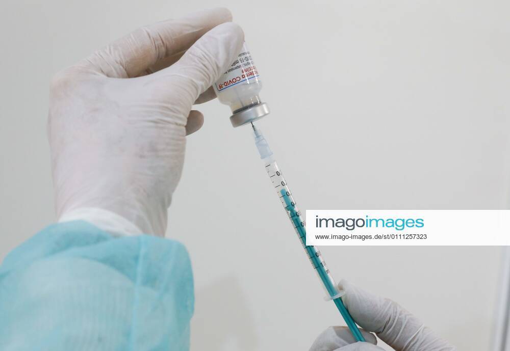 Vaccination centre Brandenburg an der Havel, DEU, 28 01 2021 Filling of a syringe with Covid19 vaccine from Moderna Brandenburg an der Havel Brandenburg Germany