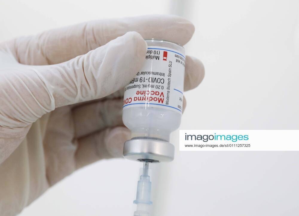 Vaccination centre Brandenburg an der Havel, DEU, 28 01 2021 Filling of a syringe with Covid19 vaccine from Moderna Brandenburg an der Havel Brandenburg Germany