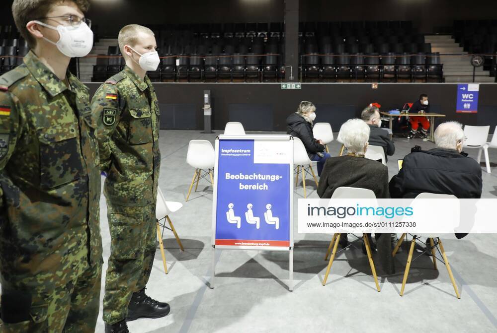 Vaccination centre Brandenburg an der Havel, DEU, 28 01 2021 Vaccinees wait after vaccination in the observation area of the vaccination centre Brandenburg an der Havel, soldiers of the Bundeswehr Brandenburg an der Havel Brandenburg Germany