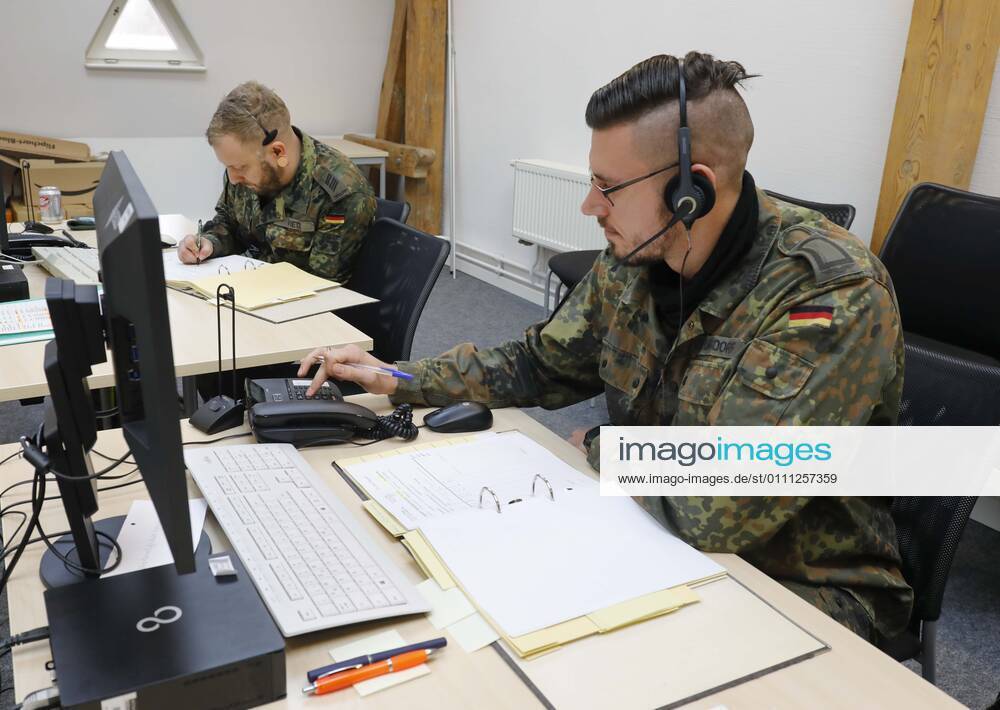 Callcenter Gesundheitsamt Brandenburg an der Havel, DEU, 28 01 2021 Soldiers of the German Armed Forces work in the callcenter of a public health department The soldiers conduct telephone conversations with people suffering from Covid19 and, among other things, inquire about the health status of the patients on a daily basis Brandenburg an der Havel Brandenburg Deutschland