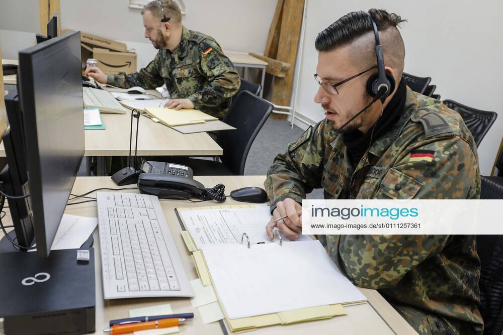 Callcenter Gesundheitsamt Brandenburg an der Havel, DEU, 28 01 2021 Soldiers of the German Armed Forces work in the callcenter of a public health department The soldiers conduct telephone conversations with people suffering from Covid19 and, among other things, inquire about the health status of the patients on a daily basis Brandenburg an der Havel Brandenburg Deutschland