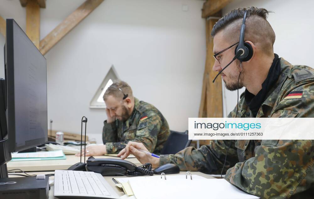 Callcenter Gesundheitsamt Brandenburg an der Havel, DEU, 28 01 2021 Soldiers of the German Armed Forces work in the callcenter of a public health department The soldiers conduct telephone conversations with people suffering from Covid19 and, among other things, inquire about the health status of the patients on a daily basis Brandenburg an der Havel Brandenburg Deutschland