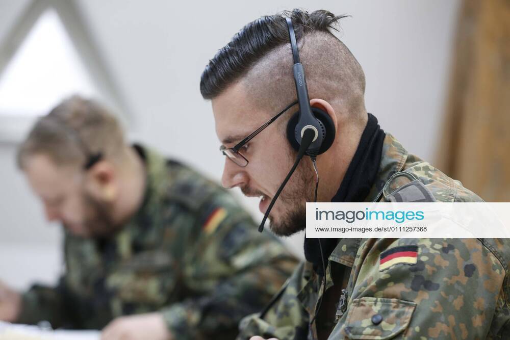 Callcenter Gesundheitsamt Brandenburg an der Havel, DEU, 28 01 2021 Soldiers of the German Armed Forces work in the callcenter of a public health department The soldiers conduct telephone conversations with people suffering from Covid19 and, among other things, inquire about the health status of the patients on a daily basis Brandenburg an der Havel Brandenburg Deutschland