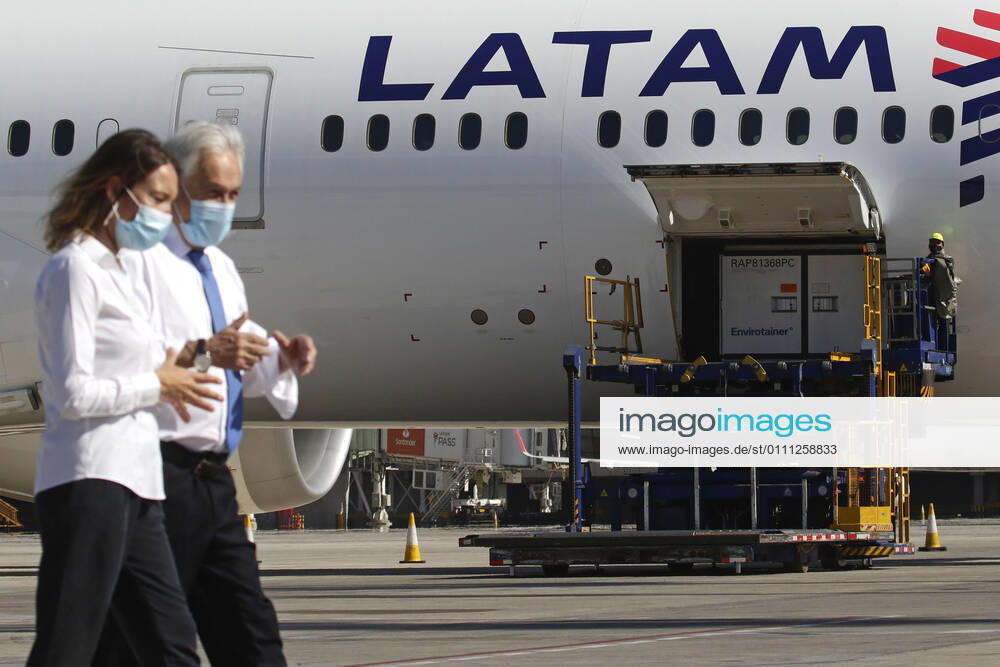 The President of the Republic Sebastian Pinera together with the Ministers of Health Enrique Paris and Foreign Affairs Andres Allamand, receive almost 2 million doses of the Sinovac vaccine against Covid 19 at the Nuevo Pudahuel airport Javier Salvo Aton Chile, Santiago Chile Aton Chile 483871