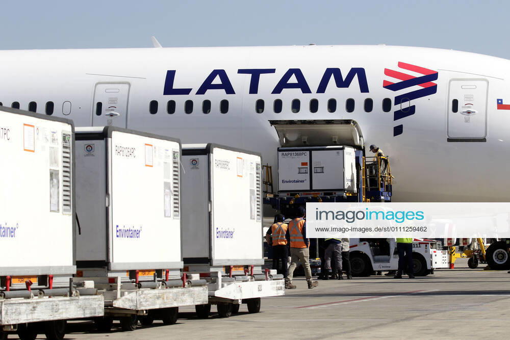 The President of the Republic Sebastian Pinera together with the Ministers of Health Enrique Paris and Foreign Affairs Andres Allamand, receive almost 2 million doses of the Sinovac vaccine against Covid 19 at the Nuevo Pudahuel airport Javier Salvo Aton Chile, Santiago Chile Aton 483895