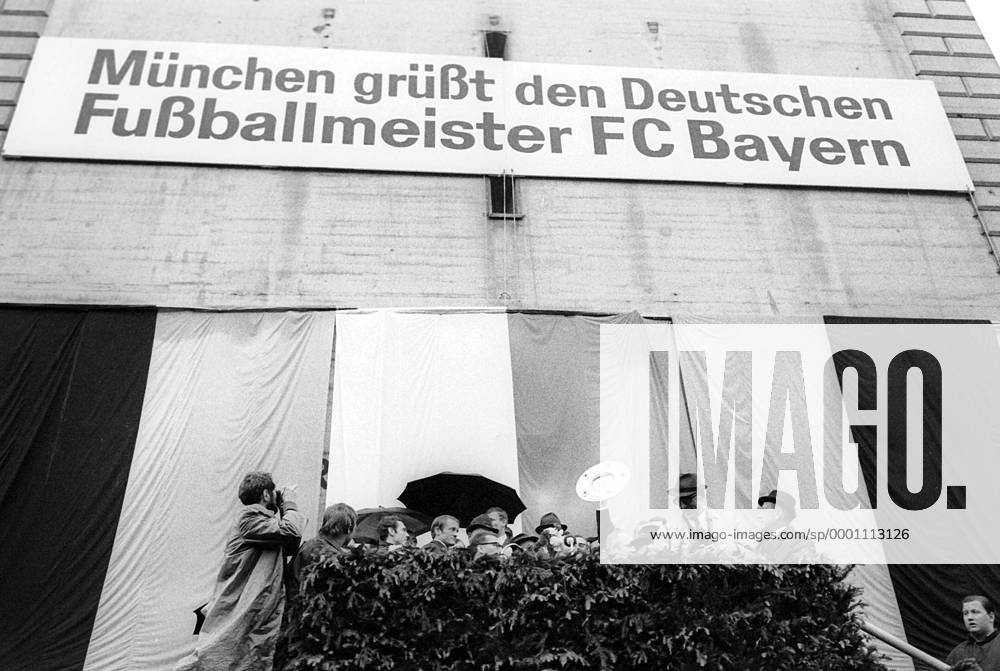 Fußball, FC Bayern München, Deutscher Meister 1969 München grüßt den Deutschen Meister 1969 FC Bayern Fußball 1. BL Herren Saison 1968 1969, FC Bayern München, Deutscher Meister, Deutsche Meisterschaft, Meisterfeier, Vneg Totale Rathausplatz München