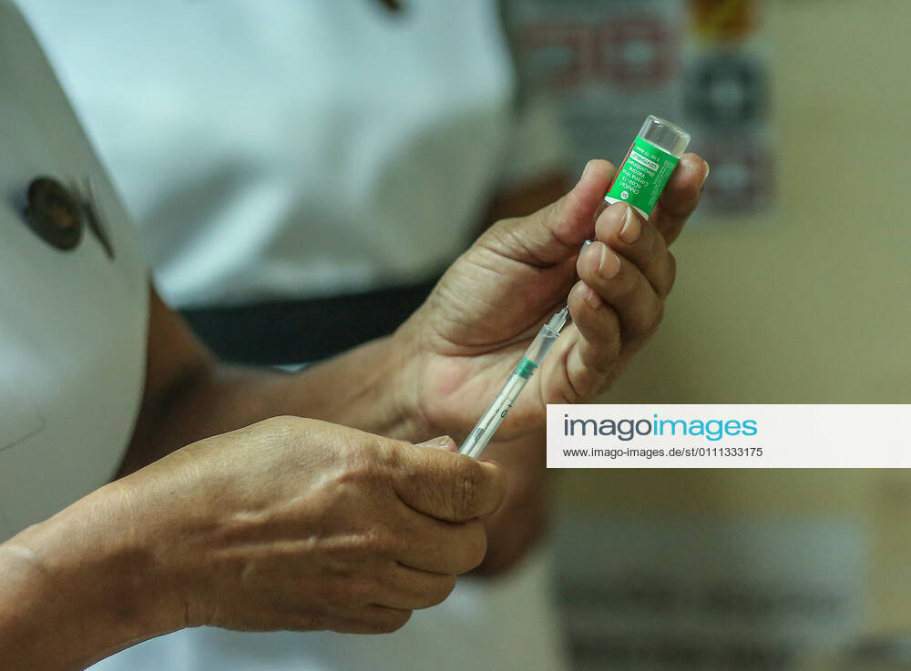 A close up of health worker preparing injection of Oxford-AstraZeneca Covid-19 vaccine at The National Hospital Colombo in Sri Lanka on January 29, 2021. Colombo Sri Lanka - ZUMAd152 20210129_znp_d152_001