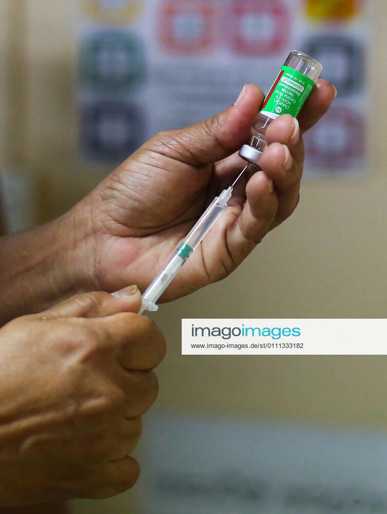 A close up of health worker preparing injection of Oxford-AstraZeneca Covid-19 vaccine at The National Hospital Colombo in Sri Lanka on January 29, 2021. Colombo Sri Lanka - ZUMAd152 20210129_znp_d152_002