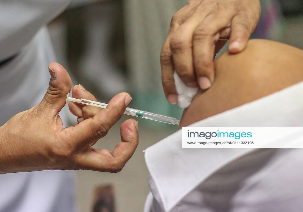 A Sri Lankan health worker receives an Oxford-AstraZeneca Covid-19 vaccine dose against the Coronavirus (COVID-19) at The National Hospital Colombo in Sri Lanka on January 29, 2021. Colombo Sri Lanka - ZUMAd152 20210129_znp_d152_008