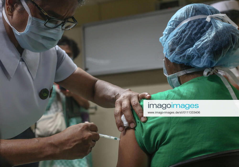 A Sri Lankan health worker receives an Oxford-AstraZeneca Covid-19 vaccine dose against the Coronavirus (COVID-19) at The National Hospital Colombo in Sri Lanka on January 29, 2021. Colombo Sri Lanka - ZUMAd152 20210129_znp_d152_006