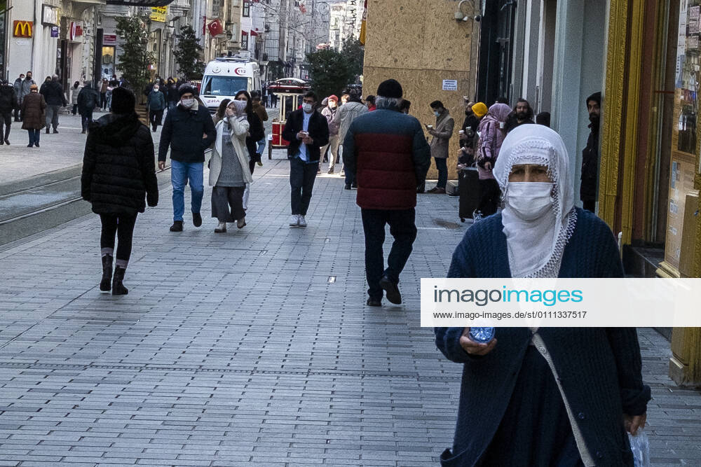 Coronavirus in der Türkei, Eindrücke aus Istanbul People wearing face masks walk on a street in Ä°stanbul, Turkey, on January 28, 2021. Turkey has confirmed 25,605 deaths and 2,457,118 positive cases of the coronavirus infection in the country. (Ihsan Sercan Ozkurnazli- Depo Photos)