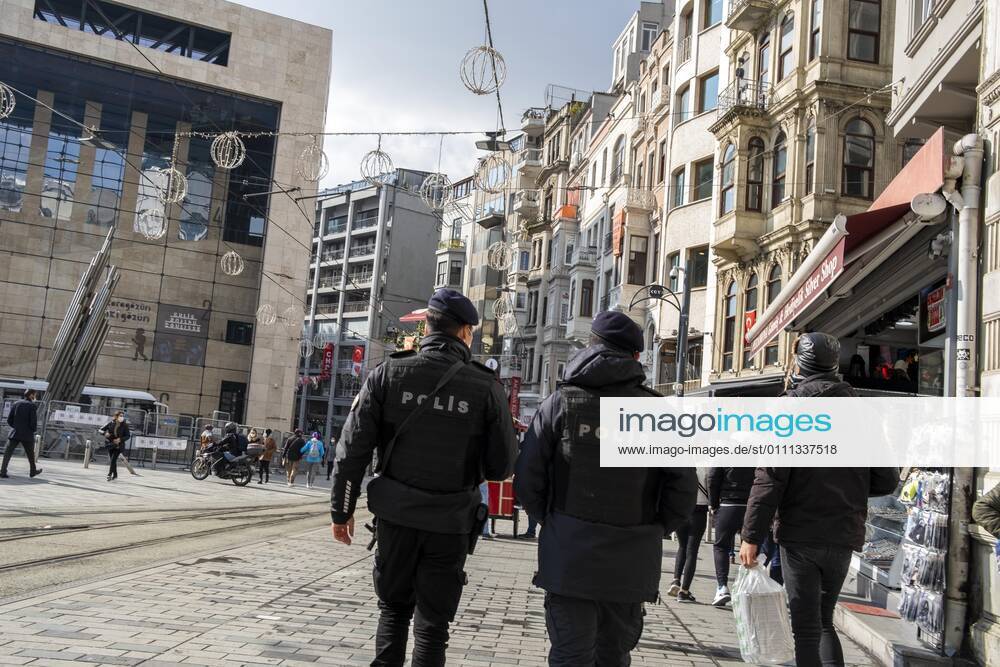 Coronavirus in der Türkei, Eindrücke aus Istanbul People wearing face masks walk on a street in Ä°stanbul, Turkey, on January 28, 2021. Turkey has confirmed 25,605 deaths and 2,457,118 positive cases of the coronavirus infection in the country. (Ihsan Sercan Ozkurnazli- Depo Photos)