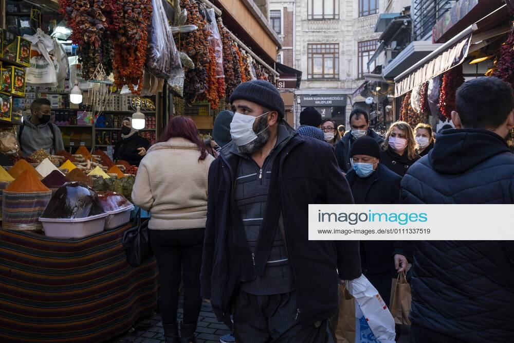 Coronavirus in der Türkei, Eindrücke aus Istanbul People wearing face masks walk on a street in İstanbul, Turkey, on January 28, 2021. Turkey has confirmed 25,605 deaths and 2,457,118 positive cases of the coronavirus infection in the country. (Ihsan Sercan Ozkurnazli- Depo Photos)