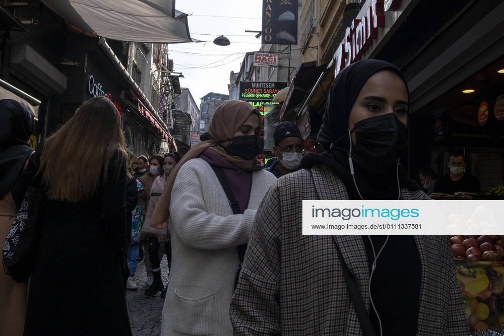 Coronavirus in der Türkei, Eindrücke aus Istanbul People wearing face masks walk on a street in İstanbul, Turkey, on January 28, 2021. Turkey has confirmed 25,605 deaths and 2,457,118 positive cases of the coronavirus infection in the country. (Ihsan Sercan Ozkurnazli- Depo Photos)