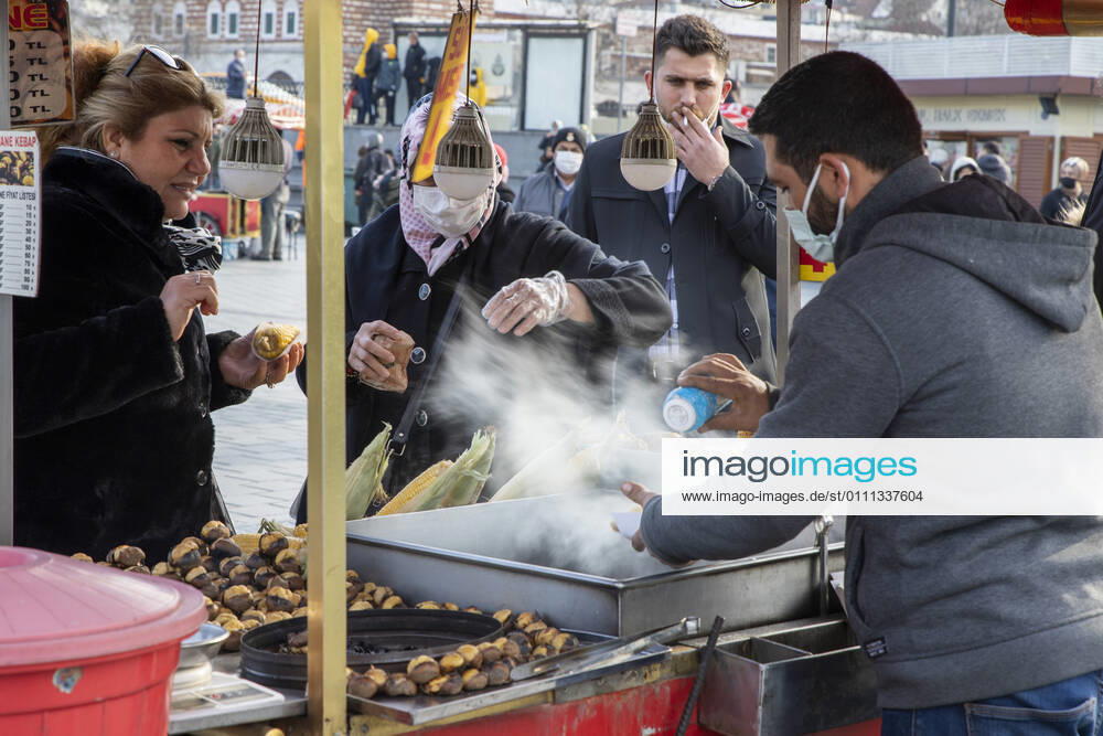 Coronavirus in der Türkei, Eindrücke aus Istanbul People wearing face masks walk on a street in İstanbul, Turkey, on January 28, 2021. Turkey has confirmed 25,605 deaths and 2,457,118 positive cases of the coronavirus infection in the country. (Mine Toz- Depo Photos)
