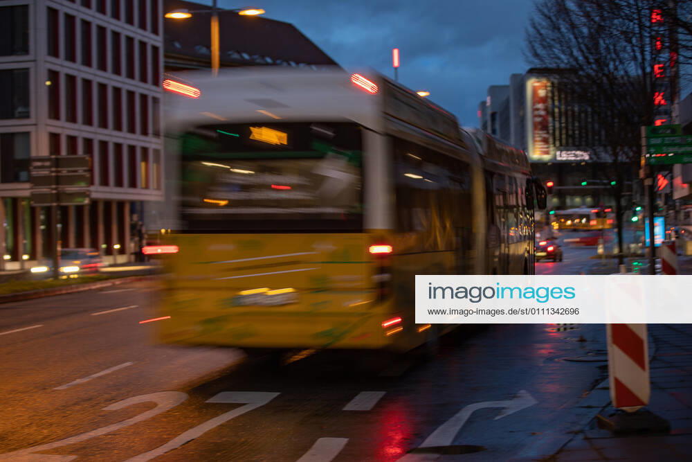 Sindelfingen themed pictures Stuttgart in time of corona pandemic, 28 01 2021, themed pictures Stuttgart in time of corona pandemic, bus, Friedrichstrasse Stuttgart, 28 01 2021,