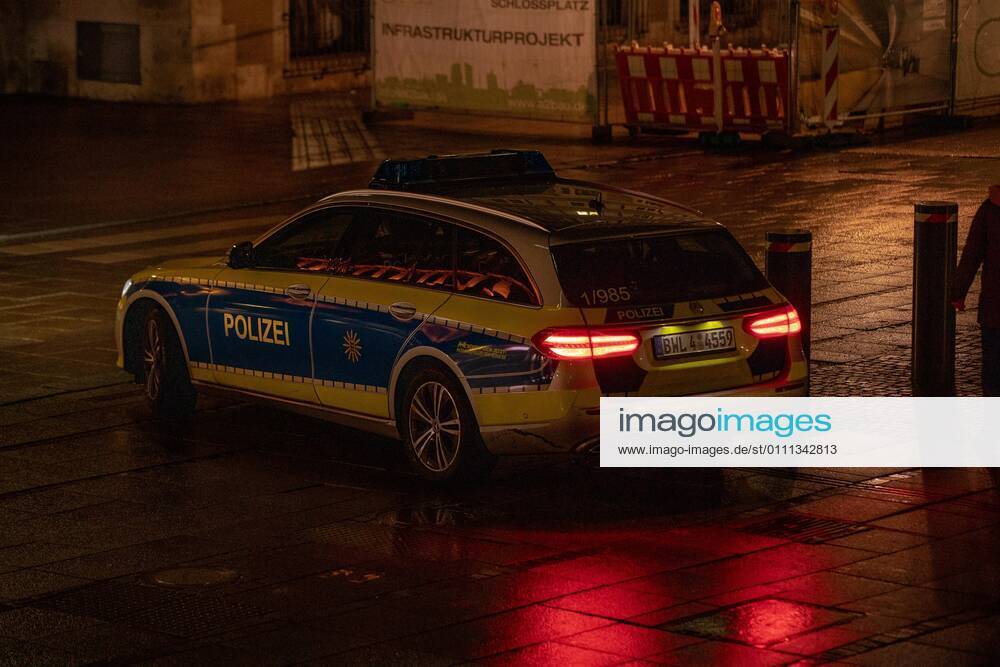 Sindelfingen themed pictures Stuttgart in time of corona pandemic, 28 01 2021, themed pictures Stuttgart in time of corona pandemic, police in Stuttgart Koenigstrasse, 28 01 2021,