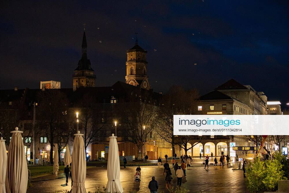 Sindelfingen themed pictures Stuttgart in time of corona pandemic, 28 01 2021, themed pictures Stuttgart in time of corona pandemic, Stuttgart Koenigstrasse at night, 28 01 2021,
