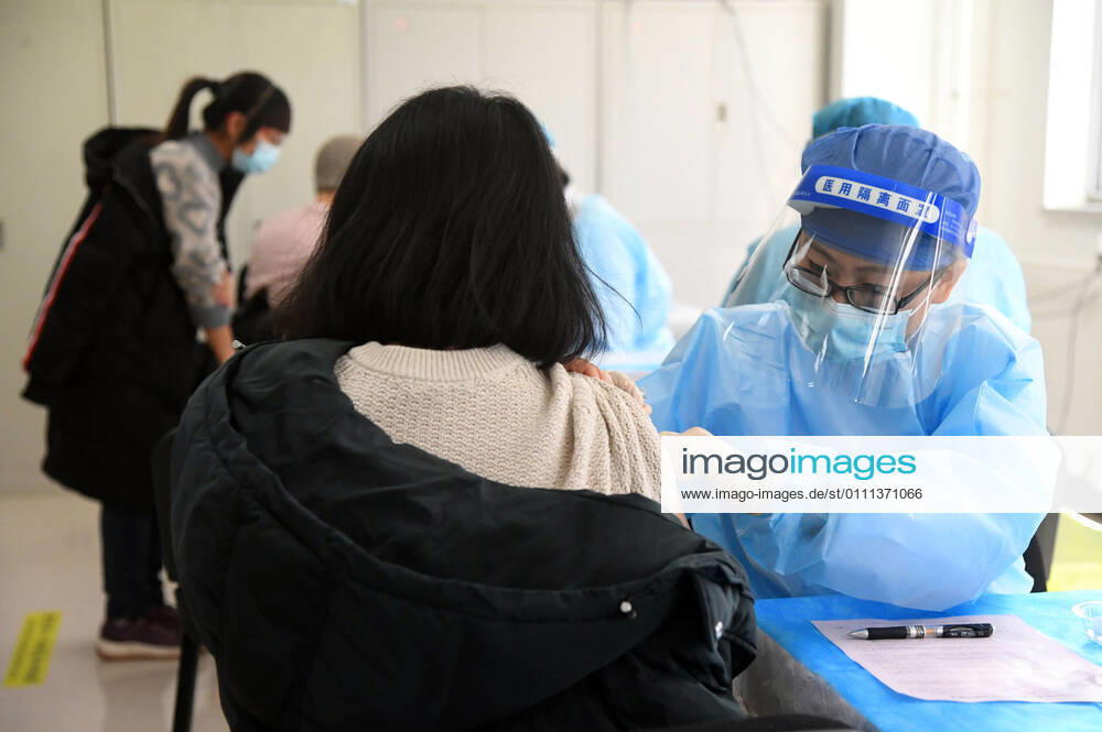 (210129) -- BEIJING, Jan. 29, 2021 -- A medical worker (1st, R) inoculates a recipient with a 2nd dose of COVID-19 vaccine at a temporary vaccination site in Haidian District of Beijing, capital of China, Jan. 29, 2021. The administration of the second dose of COVID-19 vaccines for key groups of residents throughout Beijing started on Jan. 22, and is expected to conclude before Feb. 8. ) CHINA-BEIJING-COVID-19-VACCINATION-2ND-DOSE (CN) RenxChao