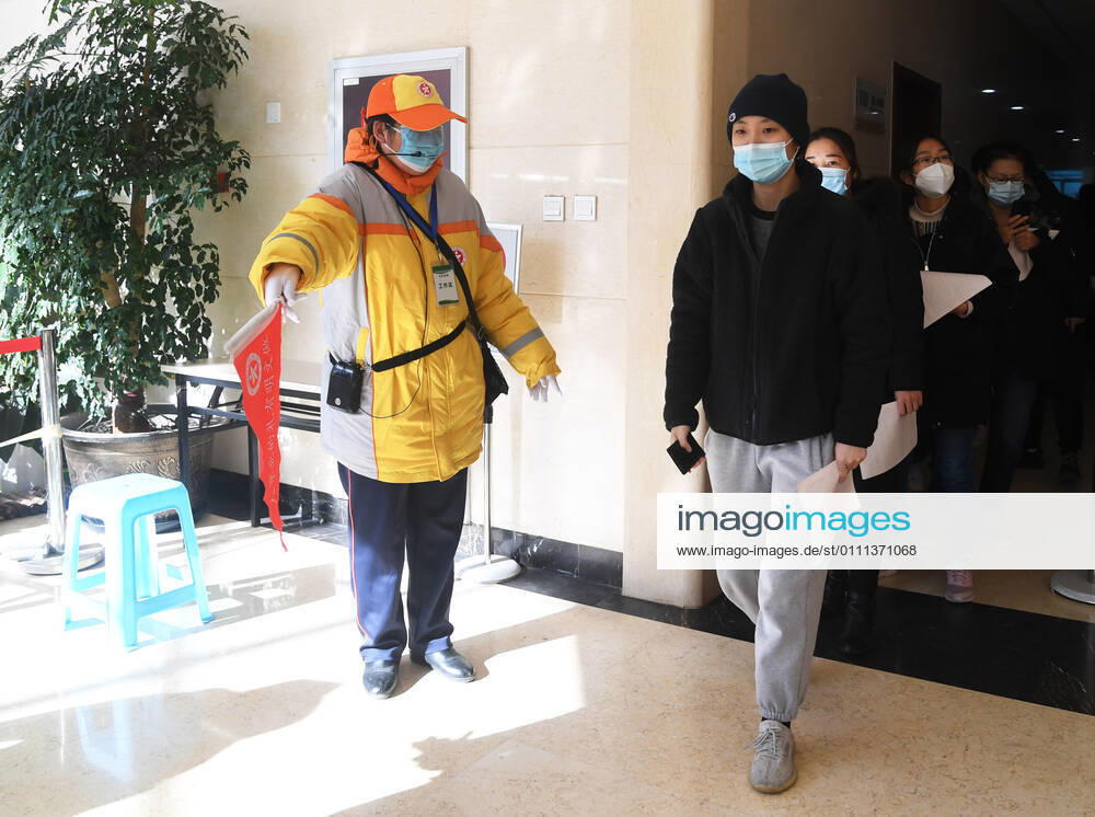 (210129) -- BEIJING, Jan. 29, 2021 -- A member of staff (1st L) guides recipients for orderly inoculation with COVID-19 vaccines at a temporary vaccination site in Haidian District of Beijing, capital of China, Jan. 29, 2021. The administration of the second dose of COVID-19 vaccines for key groups of residents throughout Beijing started on Jan. 22, and is expected to conclude before Feb. 8. ) CHINA-BEIJING-COVID-19-VACCINATION-2ND-DOSE (CN) RenxChao