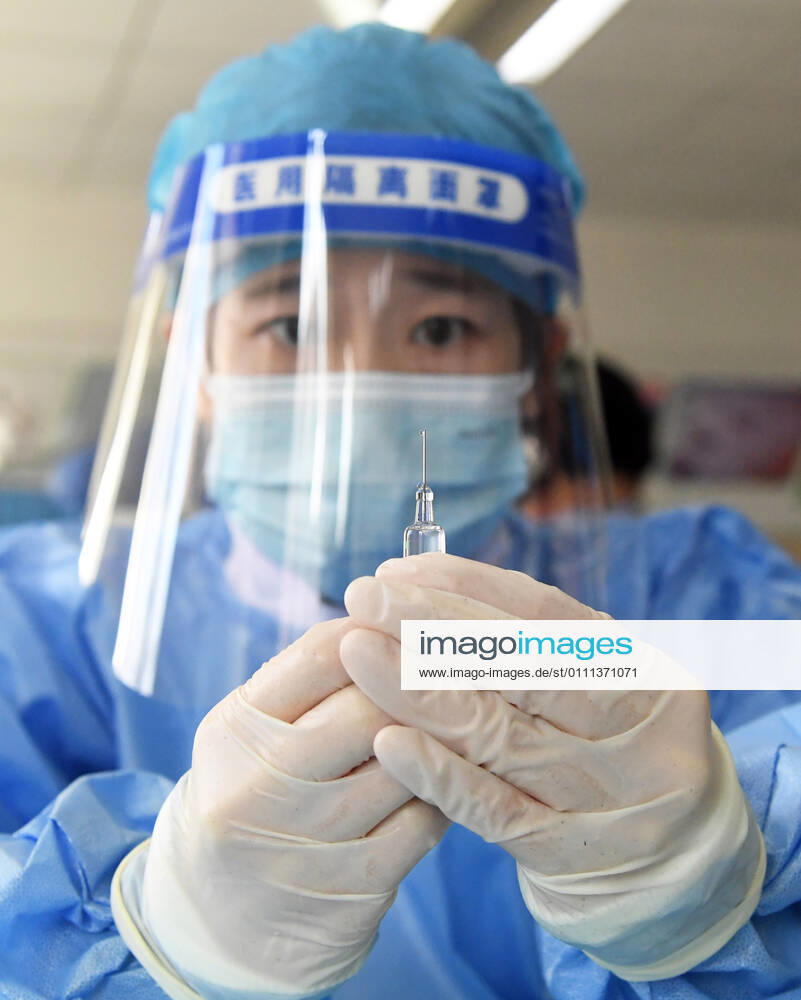 (210129) -- BEIJING, Jan. 29, 2021 -- A medical worker prepares a dose of COVID-19 vaccine at a temporary vaccination site in Haidian District of Beijing, capital of China, Jan. 29, 2021. The administration of the second dose of COVID-19 vaccines for key groups of residents throughout Beijing started on Jan. 22, and is expected to conclude before Feb. 8. ) CHINA-BEIJING-COVID-19-VACCINATION-2ND-DOSE (CN) RenxChao