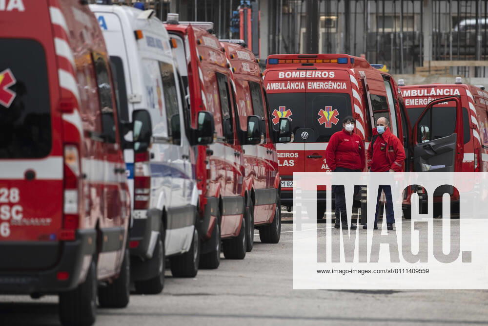 Bilder des Jahres 2021, News 01 Januar January 29, 2021, Lisbon, Portugal: Ambulances waiting in a queue amid Covid-19 pandemic..Dozens of ambulances line up to drop off patients infected with Covid-19 at the Santa Maria hospital in Lisbon. The wait can take up to 12 hours. While waiting, patients receive assistance inside the emergency vehicles. Lisbon Portugal - ZUMAs197 20210129_zaa_s197_090