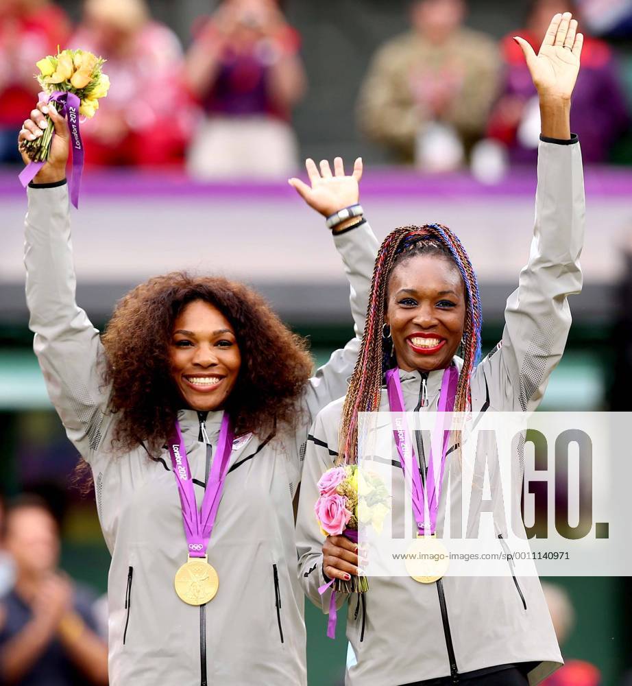 (120805) -- LONDON, Aug. 5, 2012 (Xinhua) -- Venus and Serena Williams (L) pose at awarding ceremony of women s tennis doubles, at London 2012 Olympic Games in London, Britain, on August 5, 2012. (Xinhua Chen Jianli) (zgp) (OLY2012)BRITAIN-LONDON-TENNNIS-WOMEN S DOUBLES