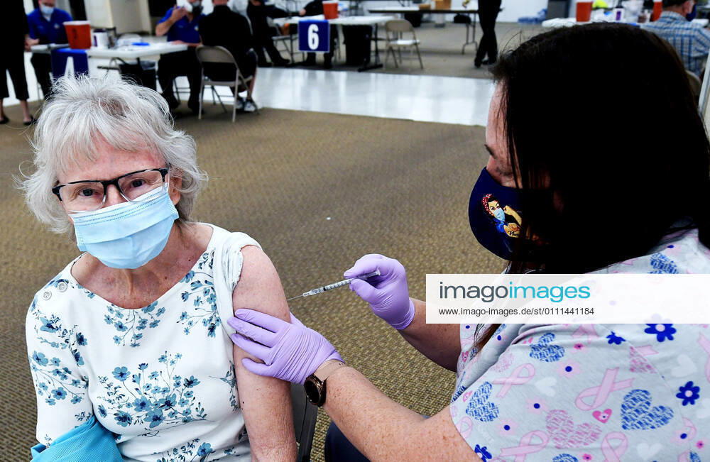 Nurse Lacinda Snowberger gives Priscilla Lockhart a shot of the Pfizer vaccine at a walk-in COVID-19 vaccination POD inside a vacant Sears store at the Lake Square Mall..The appointment-only site for frontline health care workers and seniors 65 and older is vaccinating around 700 people a day. Leesburg United States - ZUMAs197 20210129_zaa_s197_138