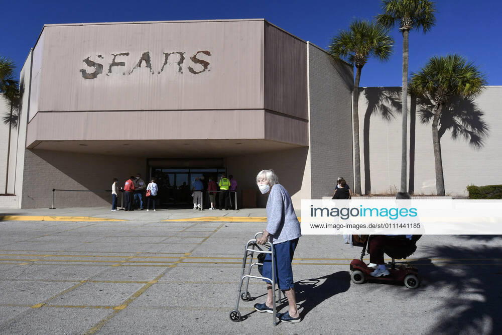 People are seen outside a walk-in COVID-19 vaccination POD inside a vacant Sears store at the Lake Square Mall..The appointment-only site for frontline health care workers and seniors 65 and older is vaccinating around 700 people a day. Leesburg United States - ZUMAs197 20210129_zaa_s197_139