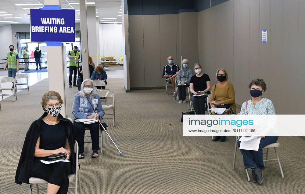 People wait to receive a shot of the Pfizer COVID-19 vaccine at a walk-in vaccination POD inside a vacant Sears store at the Lake Square Mall..The appointment-only site for frontline health care workers and seniors 65 and older is vaccinating around 700 people a day. Leesburg United States - ZUMAs197 20210129_zaa_s197_140