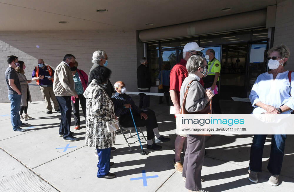 People without appointments wait outside a walk-in COVID-19 vaccination POD inside a vacant Sears store at the Lake Square Mall, hoping to receive a leftover vaccine designated for someone who missed their appointment..The appointment-only site for frontline health care workers and seniors 65 and older is vaccinating around 700 people a day. Leesburg United States - ZUMAs197 20210129_zaa_s197_143