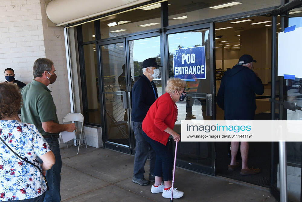 People enter a walk-in COVID-19 vaccination POD inside a vacant Sears store at the Lake Square Mall..The appointment-only site for frontline health care workers and seniors 65 and older is vaccinating around 700 people a day. Leesburg United States - ZUMAs197 20210129_zaa_s197_145