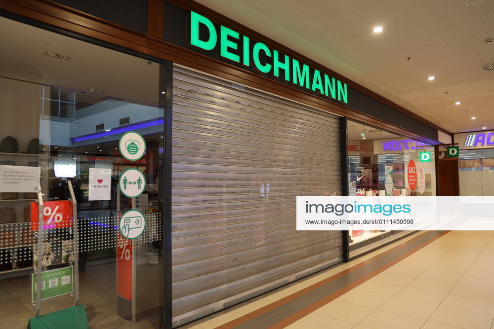Corona crisis, trade, lockdown, closed shops Vienna, 30 01 2021 Closed trade, scroll bar down, Deichmann store