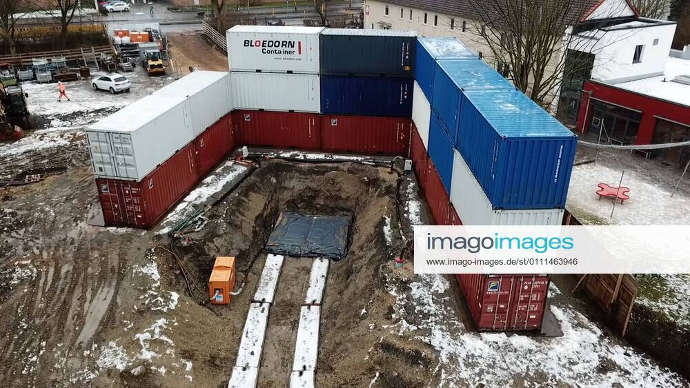 Bombenräumung in Göttingen - Luft und Bodenaufnahmen Vier mutmaßliche Weltkriegsbomben aus dem zweiten Weltkrieg liegen in der Erde rund um die Godehardstraße in Göttingen. Feuerwehr und Baufirma sichert mittels Wasserbefüllter Frachcontainer (24.000 l) umliegende Häuser. Am Sonnabend, 30 Januar rückt der Kampfmittelbeseitigungsdienst Niedersachsen an, um die Blindgänger zu entschärfen. Zug und Busverkehr wird eingestellt. Niedersachsen, Göttingen, Fliegerbombe, Luftbilder, Weltkriegsbombe, Blindgänger, Godehardstraße, Deutschland, Nachrichten, Polizei, Feuerwehr, Kampfmittelbeseitigungsdienst, Deutsche Bahn, Fundort, Container, Wasser, Schutz, Bürger, Gesellschaft, Nachbarn, Wohnhäuser, Strassensperrung, Evakuierung Gött