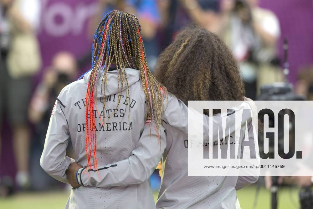 Serena WILLIAMS, USA, rechts, und Venus WILLIAMS, USA - Freude, Begeisterung, Jubel, 1. Platz, Olympiasieger, Siegerehrung, Medal Ceremony, Tennis, Finale Doppel der Frauen, Tennis - Finale - Damen Doppel - Olympische Sommerspiele 2012 in London, am 05.08.2012 in London Wimbledon