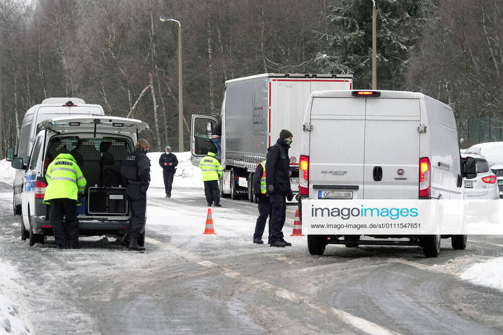 Border control 30 01 2021, Reitzenhain, border, border control Federal police checked at the border trucks and cars entering Germany The Federal police carried