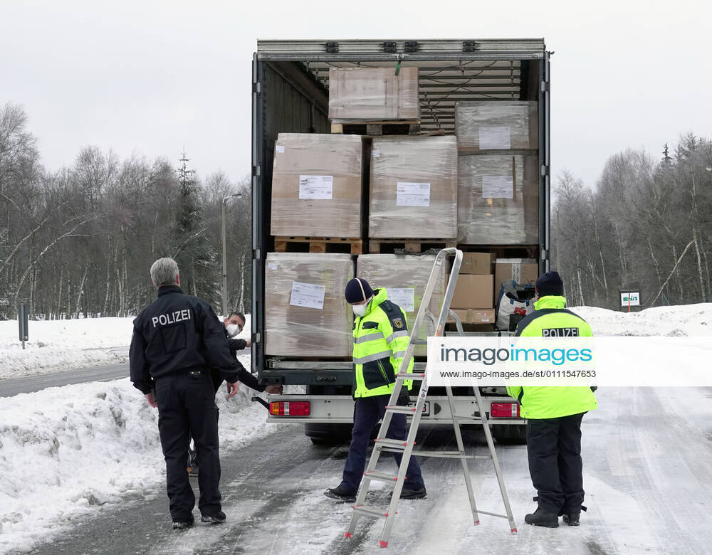 Border control 30 01 2021, Reitzenhain, border, border control Federal police checked at the border trucks and cars entering Germany The Federal police carried