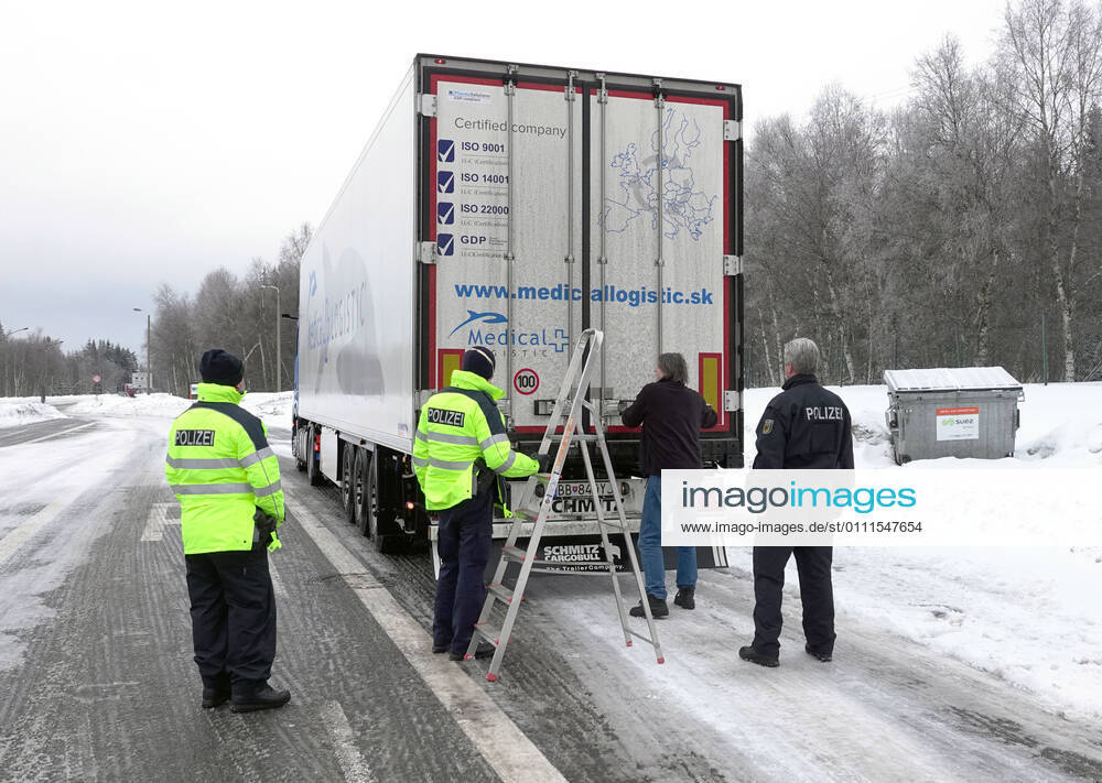 Border control 30 01 2021, Reitzenhain, border, border control Federal police checked at the border trucks and cars entering Germany The Federal police carried