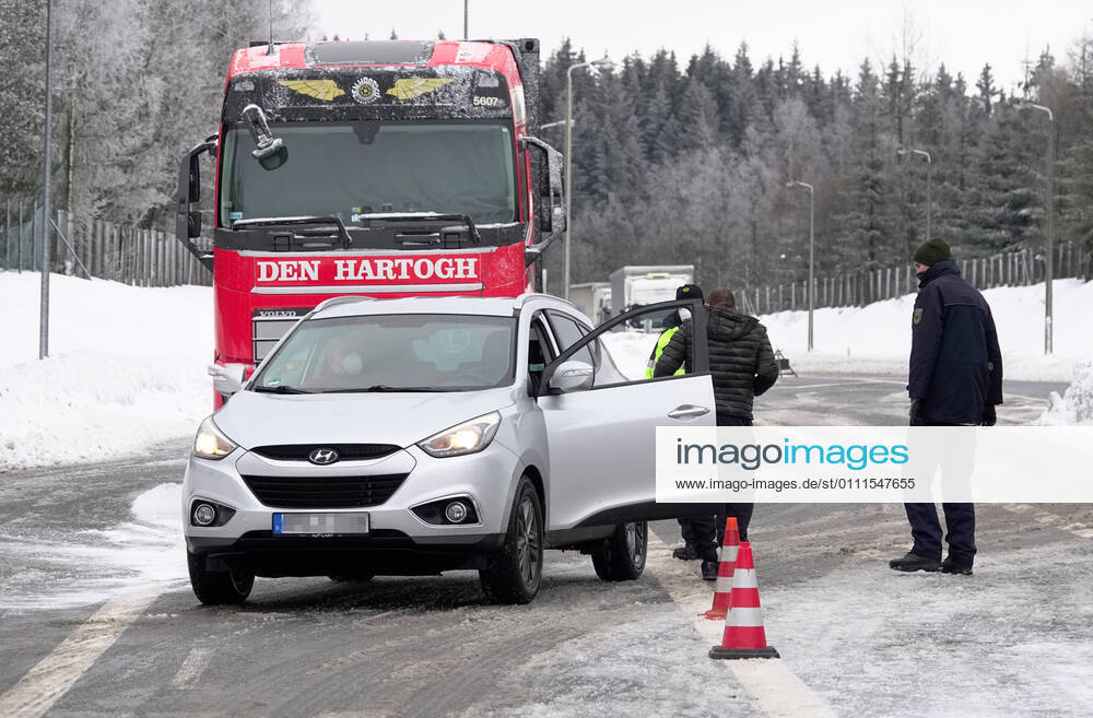 Border control 30 01 2021, Reitzenhain, border, border control Federal police checked at the border trucks and cars entering Germany The Federal police carried