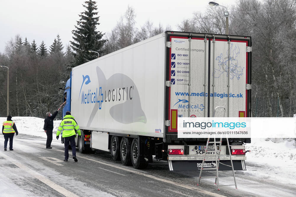 Border control 30 01 2021, Reitzenhain, border, border control Federal police checked at the border trucks and cars entering Germany The Federal police carried