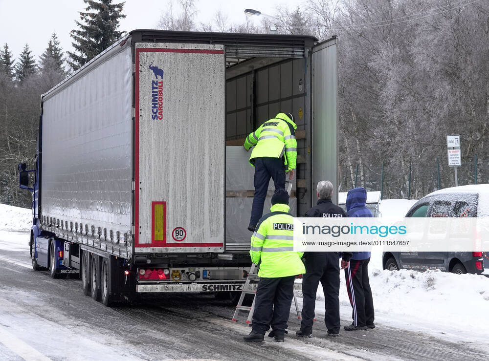 Border control 30 01 2021, Reitzenhain, border, border control Federal police checked at the border trucks and cars entering Germany The Federal police c