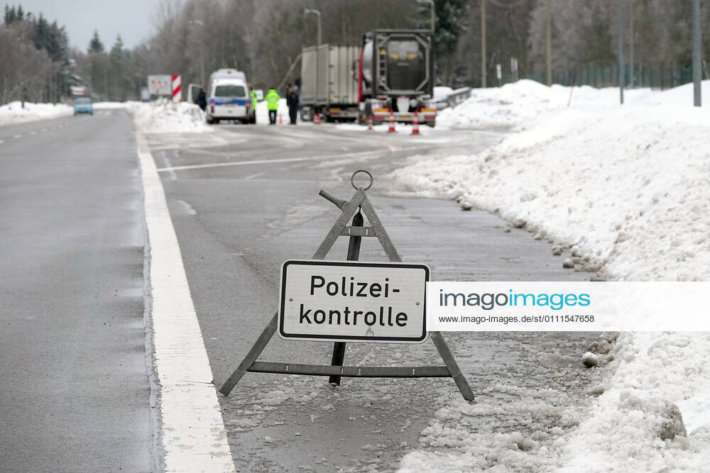 Border control 30 01 2021, Reitzenhain, border, border control Federal police checked at the border trucks and cars entering Germany The Federal police carried