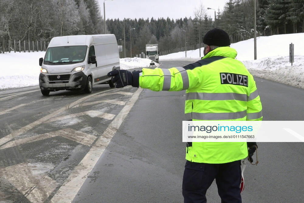 Border control 30 01 2021, Reitzenhain, border, border control Federal police checked at the border trucks and cars entering Germany The Federal police carried