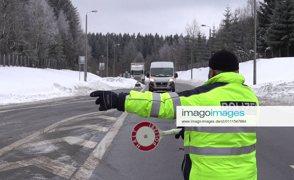 Border control 30 01 2021, Reitzenhain, border, border control Federal police checked at the border trucks and cars entering Germany The Federal police carried