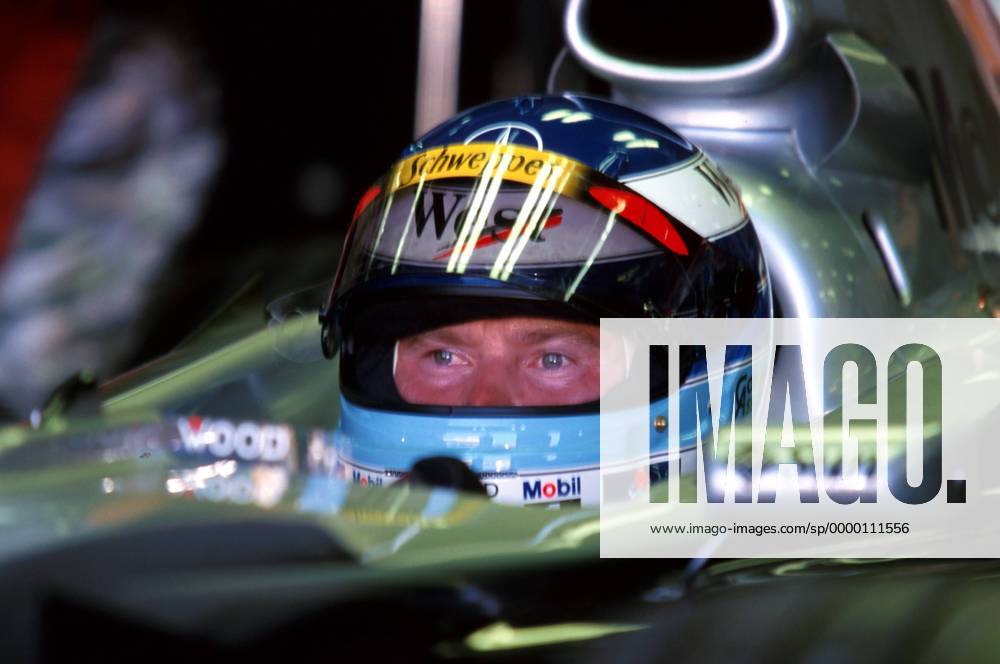 Mika Häkkinen (Finnland) im Cockpit seines Sportgerätes Motorsport Grand Prix Herren Großer Preis von Australien 1999, Formel 1, Weltmeisterschaft, WM, F1, F Porträt Albert Park Melbourne Konzentration, Spannung, Nachdenklichkeit,